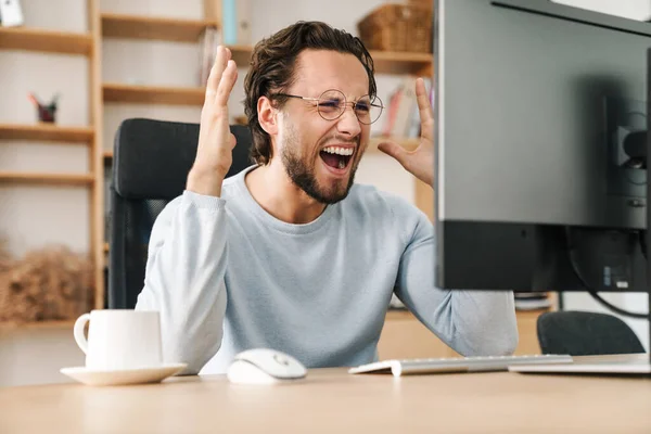 Imagen Programador Barbudo Furioso Usando Anteojos Gritando Trabajando Con Computadora — Foto de Stock