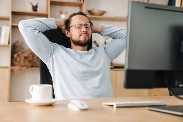 Beeld Van Ongelukkige Bebaarde Programmeur Man Met Bril Werkend Met — Stockfoto