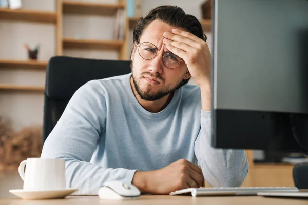 Image Brooding Bearded Programmer Man Wearing Eyeglasses Working Computer Office — Stock Photo, Image