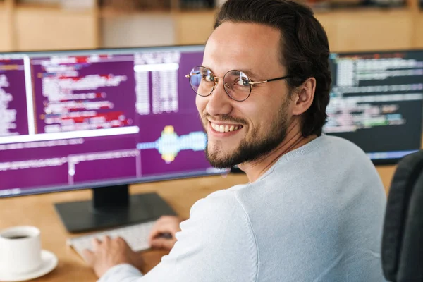 Obrázek Usmívajícího Neoholeného Programátora Brýlemi Pracujícího Počítači Kanceláři — Stock fotografie