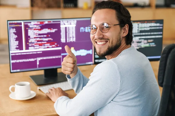 Imagem Homem Programador Sorridente Por Barbear Mostrando Polegar Para Cima — Fotografia de Stock