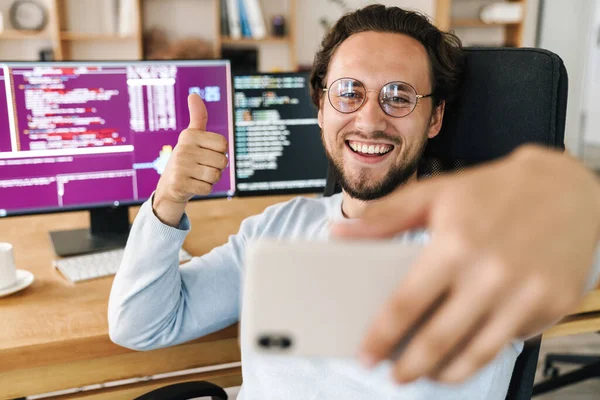 Imagem Homem Programador Alegre Sem Barba Que Mostra Polegar Para — Fotografia de Stock