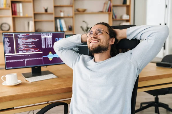 Imagem Homem Bonito Alegre Programador Sorrindo Descansando Enquanto Trabalhava Escritório — Fotografia de Stock