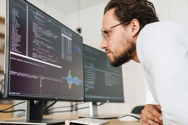 Imagen Del Programador Concentrado Sin Afeitar Usando Anteojos Trabajando Con —  Fotos de Stock