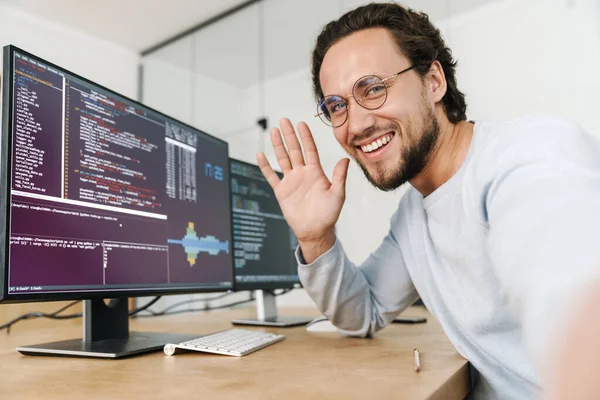 Bild Leende Orakad Programmerare Man Viftar Hand När Arbetar Med — Stockfoto