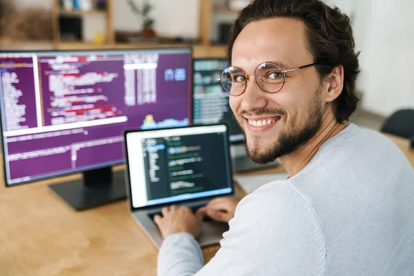 Bild Glada Kaukasiska Programmerare Man Bär Glasögon Arbetar Med Datorer — Stockfoto