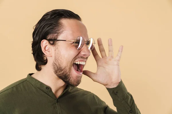 Imagen Joven Molesto Gafas Gritando Mirando Lado Aislado Sobre Fondo —  Fotos de Stock