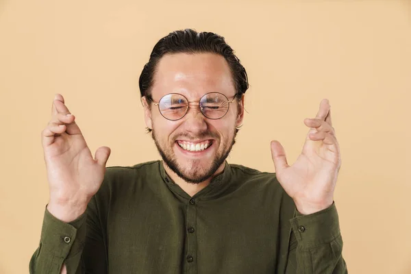 Εικόνα Του Ενθουσιασμένος Άνθρωπος Γυαλιά Που Θέτουν Δάχτυλα Σταυρωμένα Για — Φωτογραφία Αρχείου