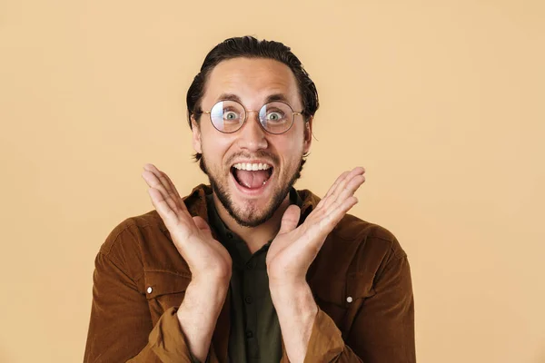 Gözlüklü Heyecanlı Genç Adamın Bej Arka Planda Izole Edilmiş Görüntüsü — Stok fotoğraf