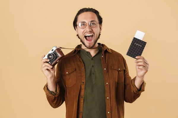 Bild Eines Entzückten Gutaussehenden Mannes Mit Brille Und Retro Kamera — Stockfoto