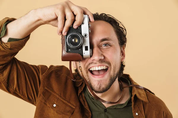 Imagem Homem Caucasiano Rindo Tirando Foto Câmera Retro Isolado Sobre — Fotografia de Stock