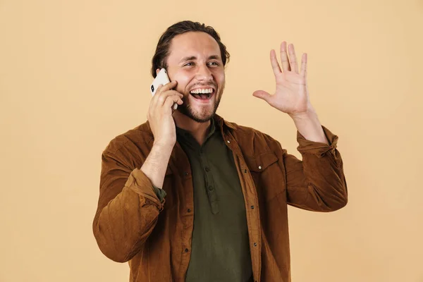 Obrázek Vzrušený Mladý Muž Mluví Mobilu Křičí Izolované Přes Béžové — Stock fotografie