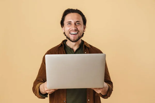 Imagen Del Hombre Contento Sin Afeitar Sonriendo Mientras Utiliza Ordenador — Foto de Stock