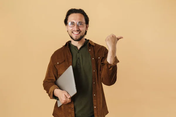 Bild Eines Aufgeregten Brünetten Mannes Der Mit Dem Finger Zur — Stockfoto