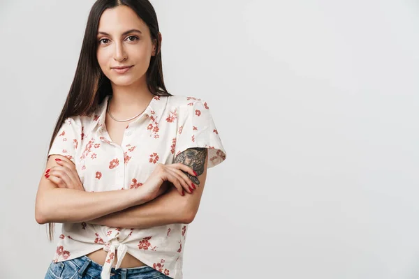 Foto Van Tevreden Mooie Vrouw Poseren Met Armen Gekruist Camera — Stockfoto