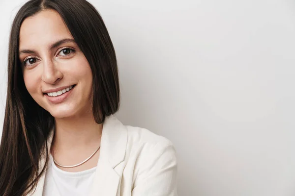 Foto Joven Empresaria Complacida Sonriendo Mirando Cámara Aislada Sobre Fondo — Foto de Stock