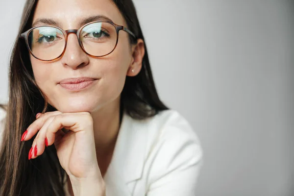 Foto Empresaria Confiada Gafas Posando Mirando Cámara Aislada Sobre Fondo — Foto de Stock