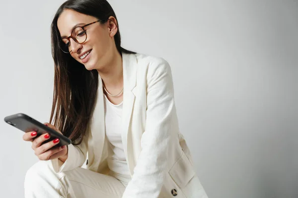 Foto Mulher Negócios Sorridente Óculos Usando Telefone Celular Isolado Sobre — Fotografia de Stock