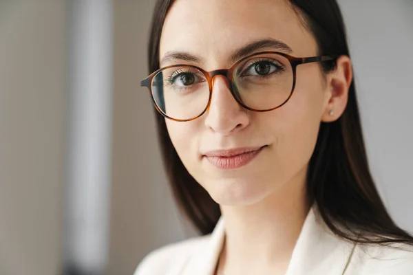 Foto Primer Plano Joven Mujer Negocios Gafas Sonriendo Mirando Cámara — Foto de Stock