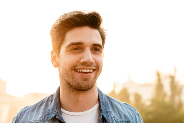 Foto Hombre Alegre Sin Afeitar Camisa Mezclilla Sonriendo Mirando Lado — Foto de Stock