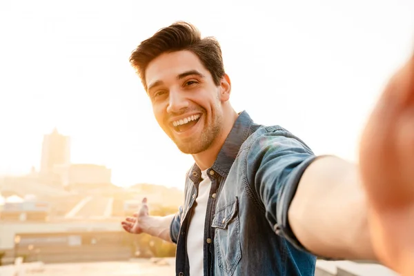 Foto Alegre Joven Sin Afeitar Riendo Mientras Toma Foto Selfie — Foto de Stock