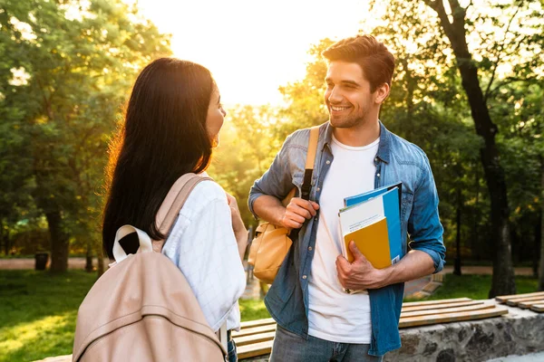 Obraz Wesołych Wielokulturowych Studentów Rozmawiających Uśmiechających Się Siebie Podczas Spaceru — Zdjęcie stockowe