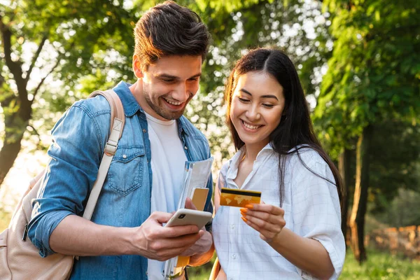 Bild Eines Fröhlichen Multikulturellen Studentenpaares Mit Handy Und Kreditkarte Beim — Stockfoto
