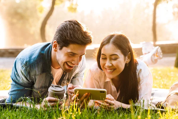 Imagen Alegre Pareja Multicultural Usando Teléfono Celular Tomando Café Para — Foto de Stock