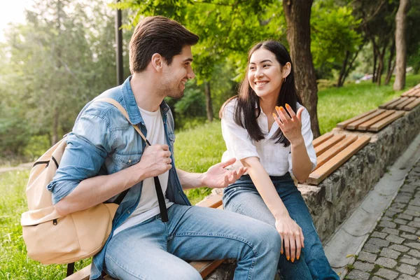 Image Couple Multiculturel Joyeux Parlant Souriant Tout Étant Assis Sur — Photo