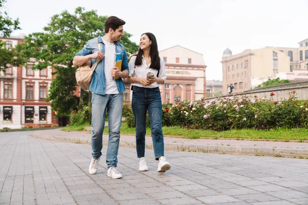 Immagine Gioiosa Coppia Studenti Multiculturali Che Parlano Bevono Caffè Asporto — Foto Stock