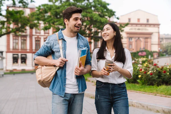 Bild Eines Fröhlichen Multikulturellen Studentenpaares Das Auf Dem Boulevard Redet — Stockfoto