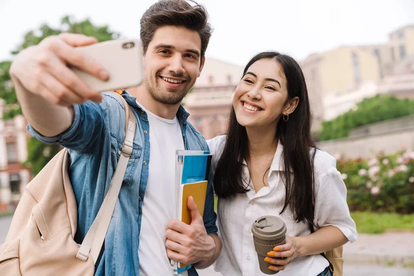 Bild Eines Fröhlichen Multikulturellen Studentenpaares Das Ein Selfie Mit Dem — Stockfoto
