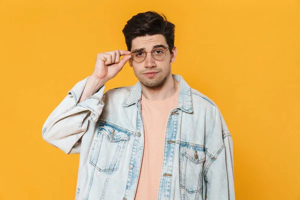 Foto Van Verwarde Jonge Man Bril Poseren Kijken Naar Camera — Stockfoto