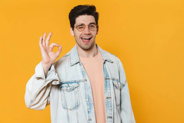 Foto Jovem Alegre Óculos Gesticulando Sinal Piscando Isolado Sobre Fundo — Fotografia de Stock