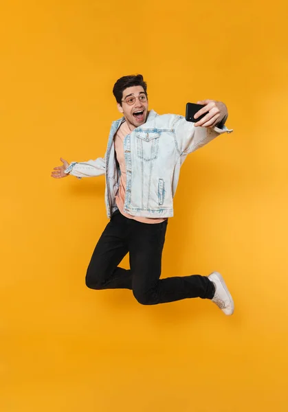 Foto Hombre Caucásico Encantado Saltando Mientras Toma Selfie Teléfono Celular — Foto de Stock