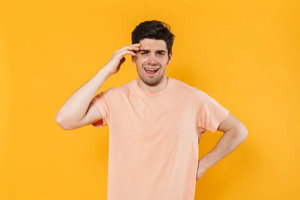 Foto Homem Cerda Infeliz Camiseta Básica Chorando Câmera Isolada Sobre — Fotografia de Stock