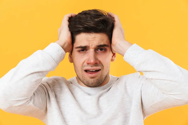 Zdjęcie Chorego Nieszczęśliwego Mężczyzny Bólem Głowy Trzymającego Głowę Żółtym Tle — Zdjęcie stockowe