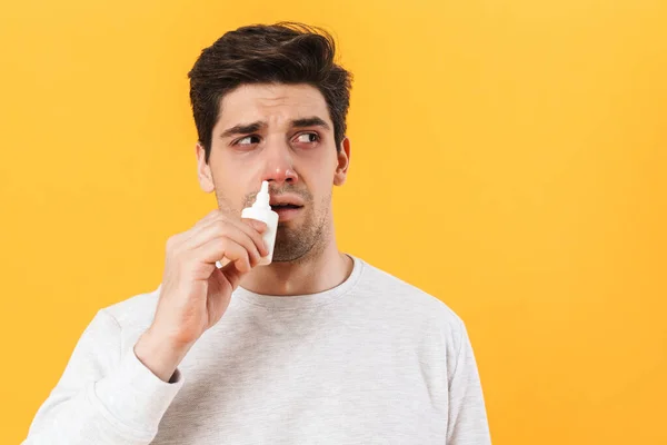 알레르기 잘생긴 남자의 사진노란 콧방울을 사용하여 — 스톡 사진