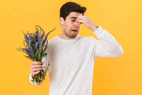 Bild Vacker Olycklig Man Med Allergi Poserar Med Blommor Isolerade — Stockfoto