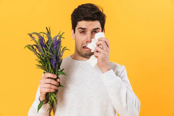 Foto Van Knappe Ongelukkige Man Met Allergie Poseren Met Bloemen — Stockfoto