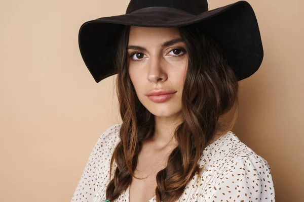 Photo Brunette Beautiful Woman Hat Posing Looking Camera Isolated Beige — Stock Photo, Image