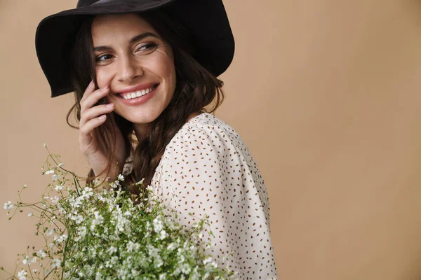 Foto Glad Ung Kvinna Bär Elegant Hatt Leende Samtidigt Poserar — Stockfoto