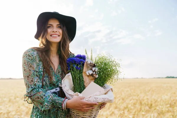 Foto Una Joven Feliz Con Sombrero Elegante Sonriendo Mientras Camina — Foto de Stock