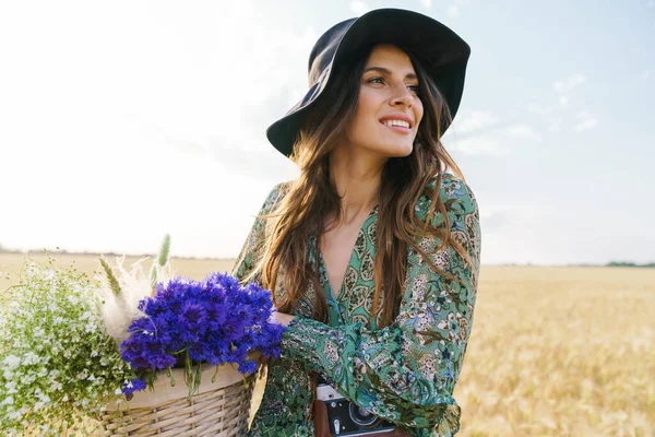 Foto Jovem Mulher Feliz Vestindo Chapéu Elegante Sorrindo Enquanto Caminha — Fotografia de Stock