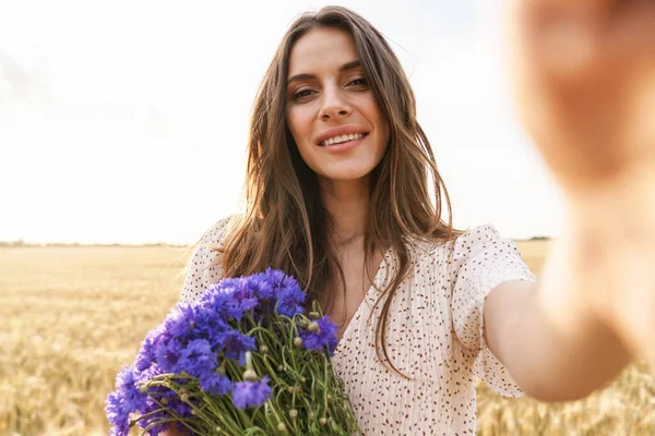 Foto Hermosa Mujer Feliz Vestido Elegante Sonriendo Mientras Toma Foto — Foto de Stock