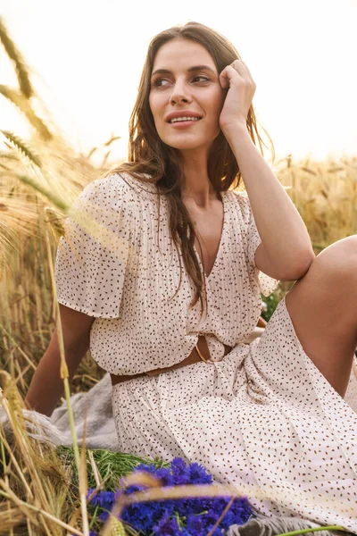 Foto Mulher Caucasiana Alegre Vestido Elegante Sentado Sorrindo Enquanto Caminhava — Fotografia de Stock