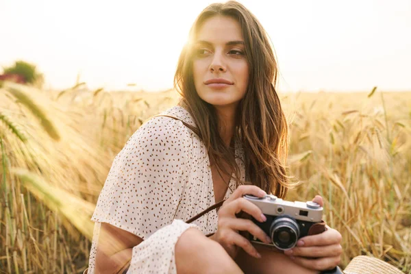 Foto Encantadora Jovem Mulher Vestido Elegante Segurando Câmera Retro Enquanto — Fotografia de Stock