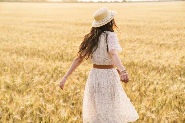 Photo Back Cute Brunette Woman Straw Hat Dancing Wheat Field — Stock Photo, Image