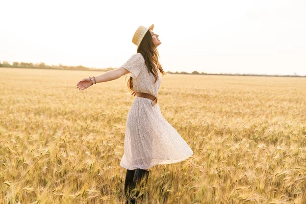 Foto Bela Mulher Feliz Chapéu Palha Sorrindo Andando Campo Trigo — Fotografia de Stock