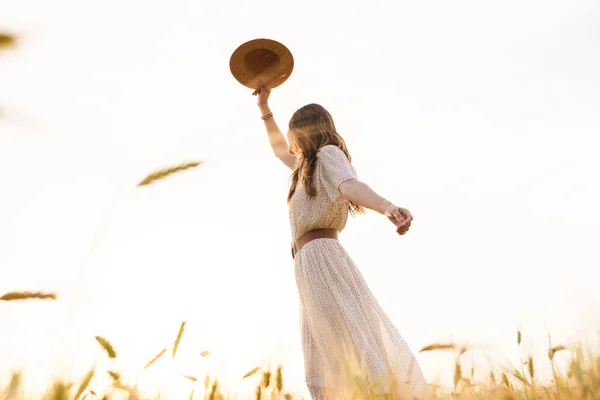 Foto Bela Mulher Feliz Com Chapéu Palha Dançando Campo Trigo — Fotografia de Stock